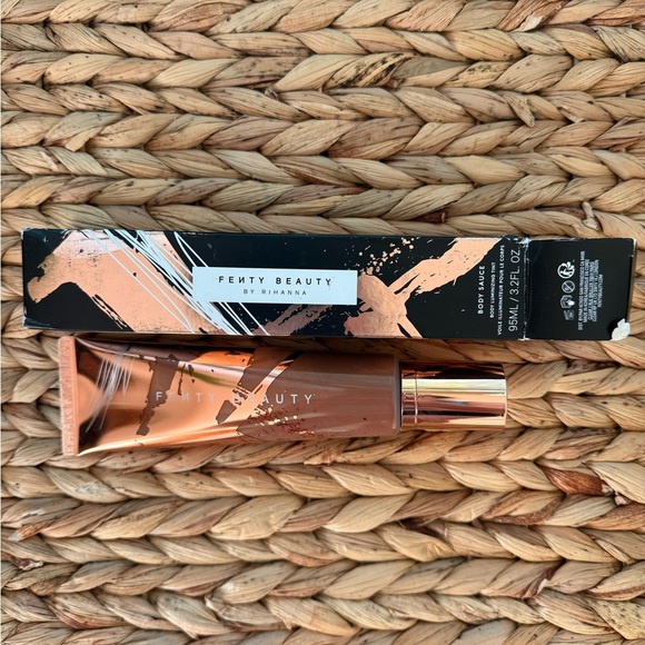 FENTY BEAUTY BODY SAUCE BODY LUMINIZING TINT - Picture 4 of 6